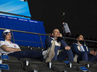 Na snímke slovenskí hokejisti uprostred Marek Ďaloga sledujú v hľadisku zápas základnej C-skupiny Fínsko - Slovensko na ZOH 2022 v Pekingu