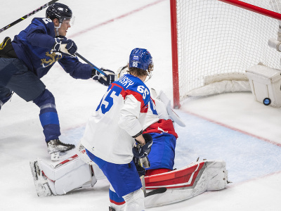Na snímke zľava hokejisti Fínska Harri Pesonen strieľa gól na 2:1 v zápase základnej C-skupiny Fínsko - Slovensko na ZOH 2022 v Pekingu