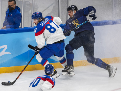 Na snímke zľava hokejista Slovenska Pavol Regenda a hráč Fínska Joonas Nättinen bojujú o puk pri mantineli v zápase základnej C-skupiny Fínsko - Slovensko na ZOH 2022 v Pekingu