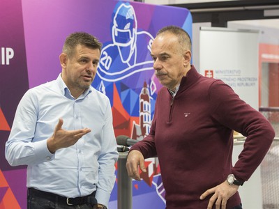 Na snímke zľava minister životného prostredia László Sólymos a šéf organizačného výboru pre MS IIHF 2019 na Slovensku Igor Nemeček