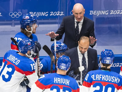 Na snímke vpravo hore tréner slovenskej hokejovej reprezentácie Craig Ramsay a pod ním asistent trénera Ján Pardavý vo štvrťfinále olympijského turnaja v hokeji mužov USA -  Slovensko na ZOH 2022 v Pekingu