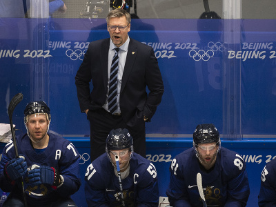 Na snímke hlavný tréner Fínska Jukka Jalonen (hore) kričí zo striedačky v zápase základnej C-skupiny Fínsko - Slovensko na ZOH 2022 v Pekingu 