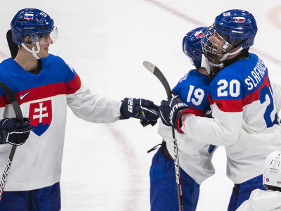 Na snímke hokejisti Slovenska, zľava Samuel Kňažko, Michal Krištof a Juraj Slafkovský sa tešia z postupu do semifinále po štvrťfinále olympijského turnaja v hokeji mužov USA -  Slovensko (3:2) na ZOH 2022 v Pekingu