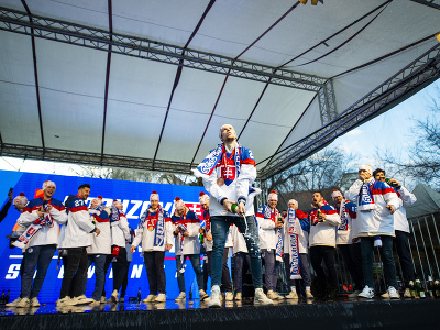 
Bronzoví medailisti z olympijského hokejového turnaja v Pekingu sa v utorok vrátili domov na Slovensko, kde ich čakalo veľkolepé privítanie. Následne autobus s hráčmi zamieril do Bratislavy, kde ich najprv čakali mediálne povinnosti a následne sa vydali na okružnú jazdu kabrioautobusom po meste. Na snímke bronzoví hokejoví reprezentanti počas osláv na Námestí SNP v Bratislave