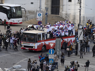 Bronzoví medailisti z olympijského hokejového turnaja v Pekingu sa v utorok vrátili domov na Slovensko, kde ich čakalo veľkolepé privítanie. Následne autobus s hráčmi zamieril do Bratislavy, kde ich najprv čakali mediálne povinnosti a následne sa vydali na okružnú jazdu kabrioautobusom po meste. Na snímke kabrioautobus s bronzovými hokejovými medailistami počas okružnej jazdy v uliciach Bratislavy