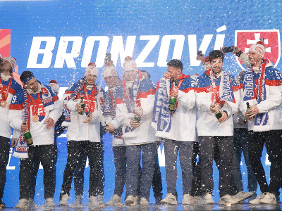 Slovenská hokejová reprezentácia počas osláv na bratislavskom Námestí SNP po ich návrate s bronzovými medailami z XXIV. zimných olympijských hier (ZOH) 2022 v Pekingu