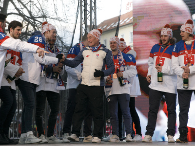 Hráči slovenskej hokejovej reprezentácie a ich tréner Craig Ramsay (uprostred) počas osláv na bratislavskom Námestí SNP po ich návrate s bronzovými medailami z XXIV. zimných olympijských hier (ZOH) 2022 v Pekingu