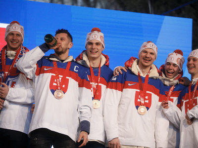 Slovenkský hokejový reprezentant Juraj Slafkovský (tretí zľava) počas osláv na bratislavskom Námestí SNP po ich návrate s bronzovými medailami z XXIV. zimných olympijských hier (ZOH) 2022 v Pekingu