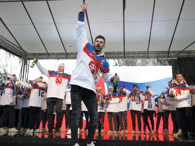 Hráči slovenskej hokejovej reprezentácie počas osláv na bratislavskom Námestí SNP po ich návrate s bronzovými medailami z XXIV. zimných olympijských hier (ZOH) 2022 v Pekingu