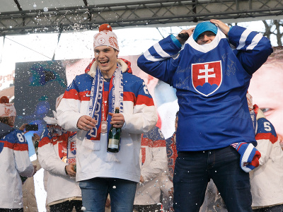 Hokejista Juraj Slafkovský (vľavo) počas osláv na bratislavskom Námestí SNP po návrate slovenskej hokejovej reprezentácie s bronzovými medailami z XXIV. zimných olympijských hier (ZOH) 2022 v Pekingu