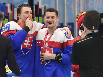 Na snímke slovenskí hráči vľavo Kristián Pospíšil a vpravo Adrián Holešinský oslavujú po zisku bronzu   po zápase olympijského turnaja v hokeji mužov o bronz Slovensko - Švédsko na ZOH 2022 v Pekingu