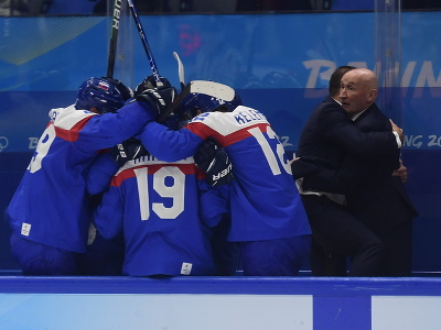Na snímke slovenskí hráči oslavujú po zisku bronzu počas olympijského turnaja v hokeji mužov o bronz Slovensko - Švédsko na ZOH 2022 v Pekingu v sobotu 19. februára 2022