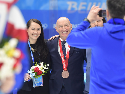 Na snímke tréner slovenských hokejistov Craig Ramsay sa raduje po zisku bronzu počas olympijského turnaja v hokeji mužov o bronz Slovensko - Švédsko na ZOH 2022 v Pekingu
