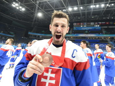 Na snímke Marek Hrivík (Slovensko) pózuje s bronzovou medailou po zápase olympijského turnaja v hokeji mužov o bronz Slovensko - Švédsko na ZOH 2022 v Pekingu