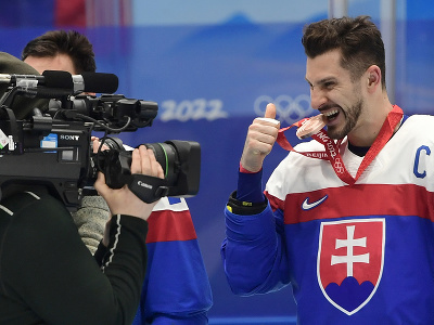 Na snímke kapitán slovenských hokejistov Marek Hrivík pózuje s bronzovou medailou po zápase olympijského turnaja v hokeji mužov o bronz