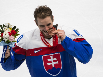 Na snímke hokejista Slovenska Miloš Roman oslavuje po výhre v zápase olympijského turnaja v hokeji mužov o bronz  Slovensko - Švédsko na ZOH 2022 v Pekingu