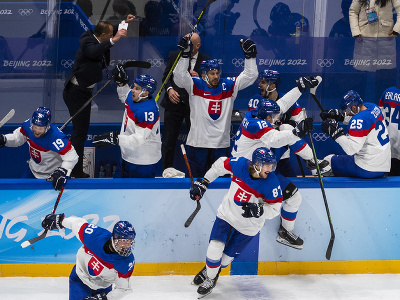 Na snímke hráči Slovenska sa tešia z postupu do semifinále po víťazstve 3:2 vo štvrťfinále olympijského turnaja v hokeji mužov nad USA po samostatných nájazdoch na ZOH 2022 v Pekingu