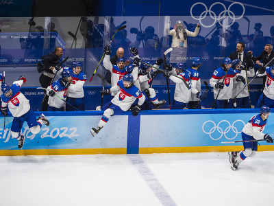 Na snímke hráči Slovenska sa tešia z postupu do semifinále po víťazstve 3:2 vo štvrťfinále olympijského turnaja v hokeji mužov nad USA po samostatných nájazdoch na ZOH 2022 v Pekingu