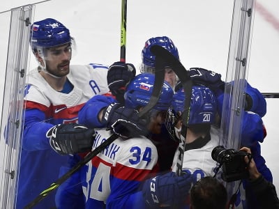 Na snímke gólová radosť hokejistov Slovenska v hokeji mužov o bronz Slovensko - Švédsko na ZOH 2022 v Pekingu