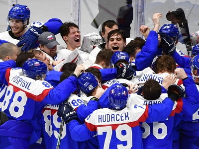Na snímke slovenskí hráči a realizačný tím oslavujú po zisku bronzu v zápase olympijského turnaja v hokeji mužov o bronz Slovensko - Švédsko na ZOH 2022 v Pekingu