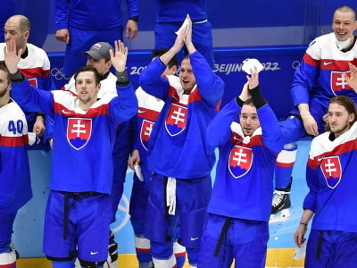 Na snímke slovenskí hráči oslavujú po zisku bronzu v zápase olympijského turnaja v hokeji mužov o bronz Slovensko - Švédsko na ZOH 2022 v Pekingu