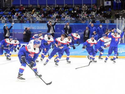 Na snímke slovenskí hráči oslavujú po zisku bronzu počas olympijského turnaja v hokeji mužov o bronz Slovensko - Švédsko na ZOH 2022 v Pekingu