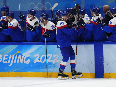 Na snímke slovenskí hráči oslavujú po zisku bronzu počas olympijského turnaja v hokeji mužov o bronz Slovensko - Švédsko na ZOH 2022 v Pekingu