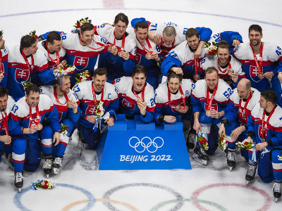 Na snímke hráči Slovenska pózujú s bronzovými medailami po zápase olympijského turnaja v hokeji mužov o bronz Slovensko - Švédsko na ZOH 2022 v Pekingu