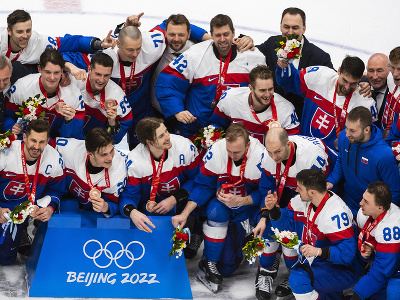 Na snímke hráči Slovenska a realizačný tím pózujú s bronzovými medailami po zápase olympijského turnaja v hokeji mužov o bronz Slovensko - Švédsko na ZOH 2022 v Pekingu