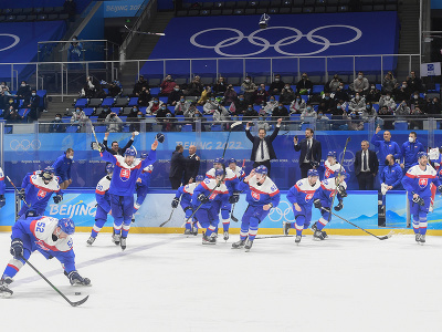 Na snímke tréner slovenských hokejistov Craig Ramsay sa raduje po zisku bronzu počas olympijského turnaja v hokeji mužov o bronz Slovensko - Švédsko na ZOH 2022 v Pekingu 