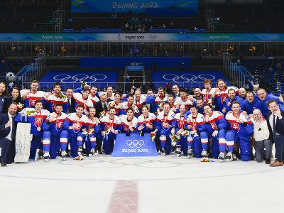 Na snímke slovenskí hráči pózujú s bronzovými medailami po zápase olympijského turnaja v hokeji mužov o bronz Slovensko - Švédsko na ZOH 2022 v Pekingu 