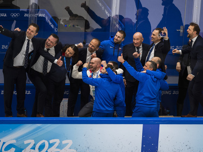 Na snímke hokejisti Slovenska sa fotia po výhre v zápase olympijského turnaja v hokeji mužov o bronz Slovensko - Švédsko na ZOH 2022 v Pekingu