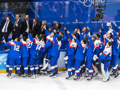 Na snímke hokejisti Slovenska si robia fotku po výhre v zápase olympijského turnaja v hokeji mužov o bronz Slovensko - Švédsko na ZOH 2022 v Pekingu