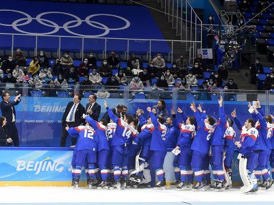 Na snímke slovenskí hráči oslavujú po zisku bronzu po zápase olympijského turnaja v hokeji mužov o bronz Slovensko - Švédsko na ZOH 2022 v Pekingu