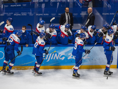 Na snímke hokejisti Slovenska sa tešia po strelenom víťaznom góle v zápase olympijského turnaja v hokeji mužov o bronz  Slovensko - Švédsko na ZOH 2022 v Pekingu