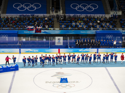 Na snímke hráči Slovenska pózujú s bronzovými medailami po ich výhre v zápase olympijského turnaja v hokeji mužov o bronz Slovensko - Švédsko na ZOH 2022 v Pekingu