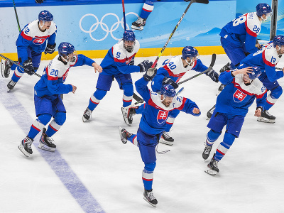Na snímke hokejisti Slovenska sa tešia po výhre v zápase olympijského turnaja v hokeji mužov o bronz  Slovensko - Švédsko na ZOH 2022 v Pekingu