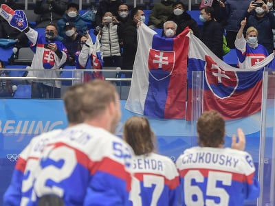 Na snímke slovenskí hráči a fanúšikovia oslavujú po zisku bronzu po zápase olympijského turnaja v hokeji mužov o bronz Slovensko - Švédsko na ZOH 2022 v Pekingu