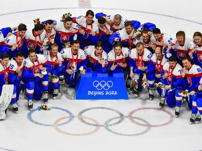 Na snímke hráči Slovenska pózujú s bronzovými medailami po ich výhre po zápase olympijského turnaja v hokeji mužov o bronz Slovensko - Švédsko na ZOH 2022 v Pekingu