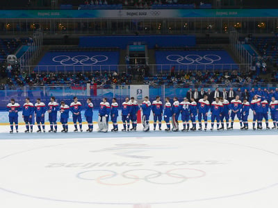 Na snímke slovenskí hokejisti čakajú na bronzové medaily po výhre nad Švédskom po zápase olympijského turnaja v hokeji mužov o bronz Slovensko - Švédsko na ZOH 2022 v Pekingu 