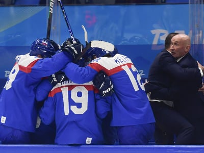 Na snímke slovenskí hráči oslavujú po zisku bronzu v zápase olympijského turnaja v hokeji mužov o bronz Slovensko - Švédsko na ZOH 2022 v Pekingu