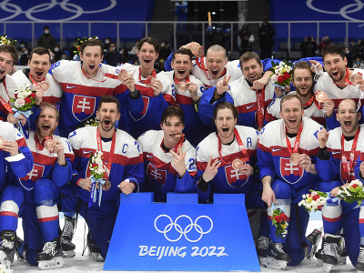 Na snímke slovenskí hráči pózujú s bronzovými medailami po zápase olympijského turnaja v hokeji mužov o bronz Slovensko - Švédsko na ZOH 2022 v Pekingu v sobotu 19. februára 2022