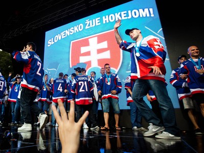Takto slovenskí hokejisti oslavovali v centre Bratislavy po striebre z MS 2012