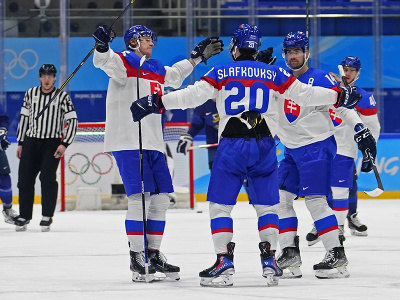 Slovenskí hokejisti sa tešia z gólu v zápase proti Fínsku na ZOH 2022