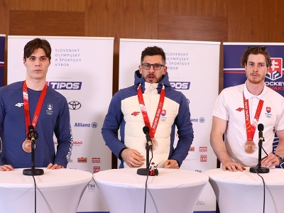 Juraj Slafkovský, Marek Hrivík a Peter Cehlárik počas tlačovej konferencie po návrate reprezentácie zo ZOH 2022