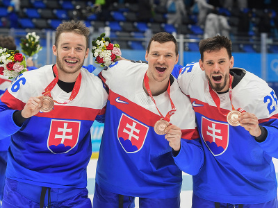 Na snímke slovenskí hráči zľava Marko Daňo, Miloš Kelemen a Peter Zuzin oslavujú po zisku bronzu  po zápase olympijského turnaja v hokeji mužov o bronz