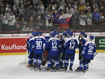 Na snímke slovenskí hokejisti sa tešia z výhry 4:3