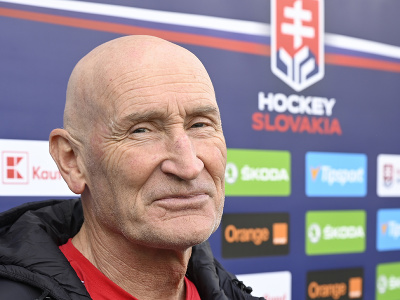 Na snímke hlavný tréner hokejovej reprezentácie Slovenska Craig Ramsay v rozhovore s novinármi pred zrazom reprezentácie SR pred prípravnými zápasmi s Českom v Trenčíne 19. apríla 2022.