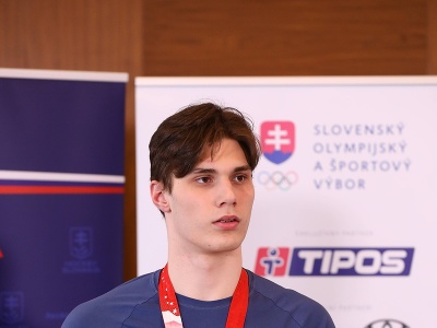 Slovenský hokejista Juraj Slafkovský počas tlačovej konferencie po návrate reprezentácie zo ZOH 2022