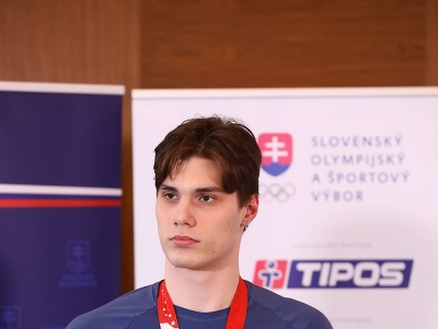 Slovenský hokejista Juraj Slafkovský počas tlačovej konferencie po návrate reprezentácie zo ZOH 2022